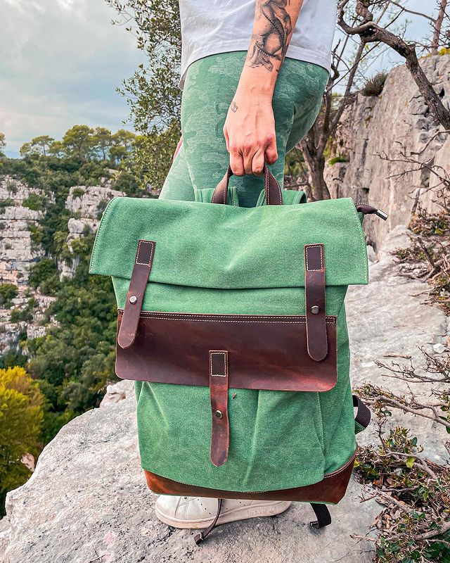 Mochila para mujer de cuero y lona impermeable. Calidad superior.